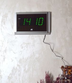Zegar cyfrowy z zasilaniem sieciowym i wyświetlaczem i alarmem XONIX 2502. Zegar z dużymi cyframi na prąd. Zegar cyfrowy na ścianę.  (4).JPG